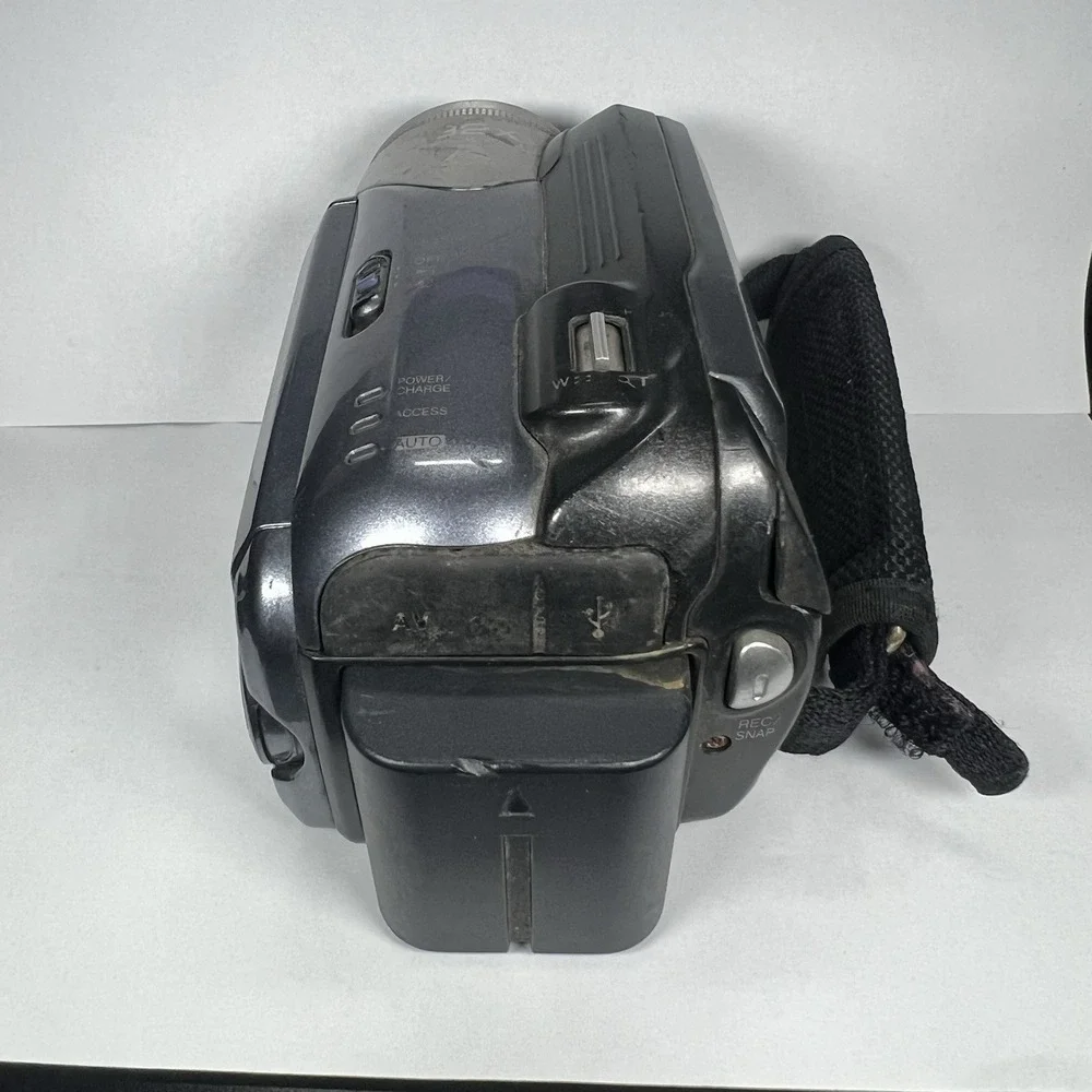 JVC Everio GZ-MG21U 20GB HDD Camcorder 32x Optical Zoom Silver As-Is For Parts